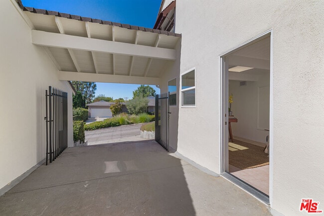 Building Photo - 100 E Kenneth Rd