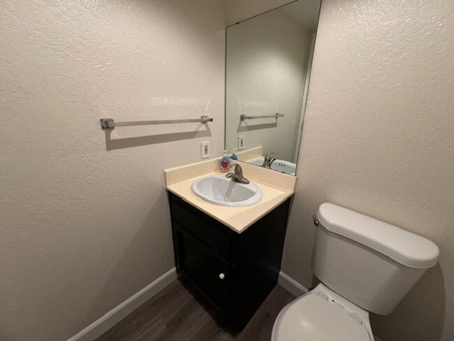 Building Photo - 2 BR 1.5 BA townhome in Walnut Creek-move-in ready!