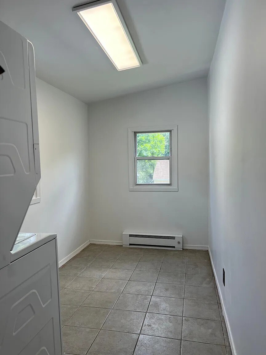 laundry room off kitchen - 206 S Chestnut St