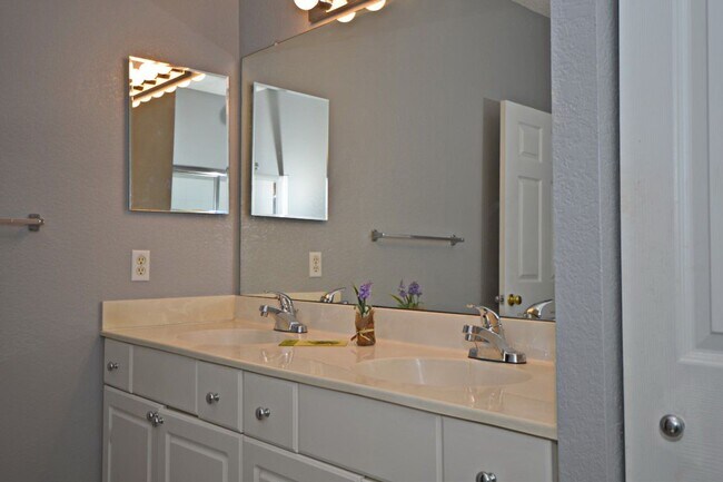 Building Photo - Sanford Condo