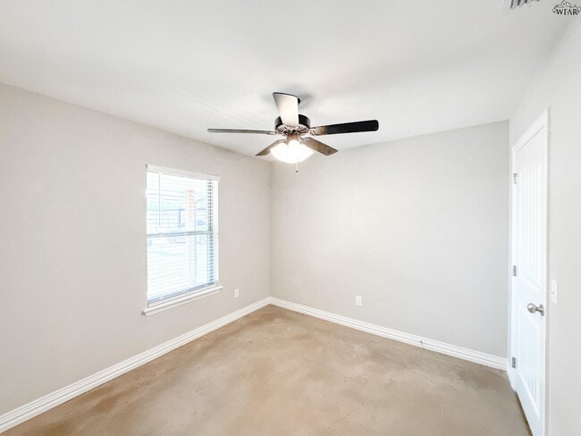 Building Photo - 406 E China St