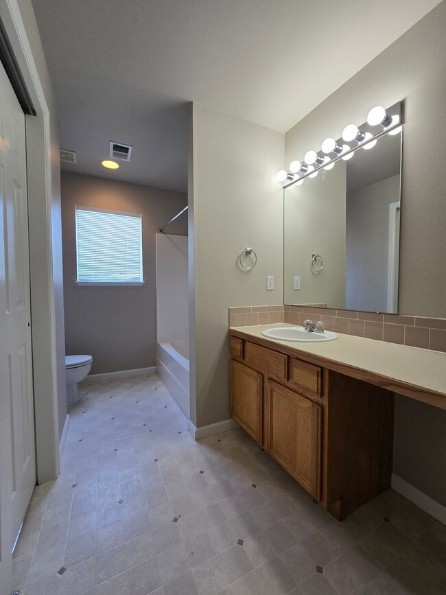 Building Photo - Wonderful Townhome