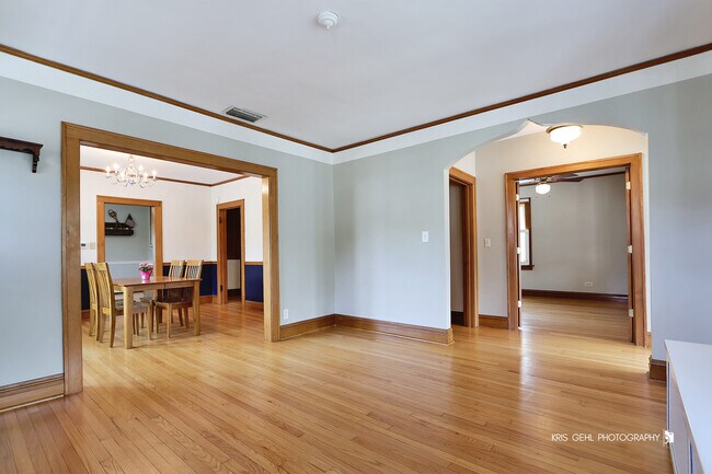 Building Photo - 324 W Slade St