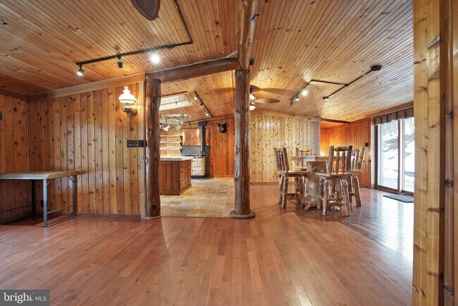 Building Photo - 371 Green Tree Dr