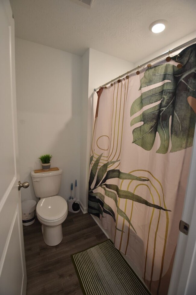 Building Photo - Five Bedroom Home in Greenfield for Rent