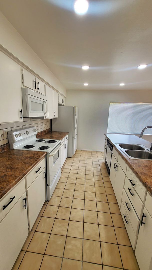 Building Photo - AFFORDABLE 55+ ADULT HOME IN AHWATUKEE!
