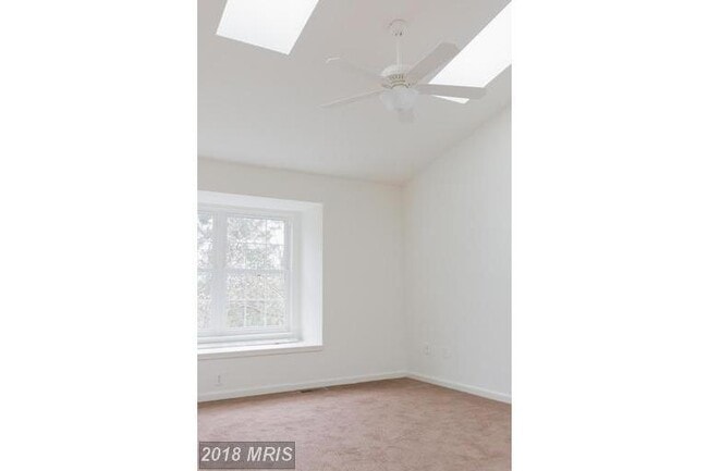 Building Photo - 3 LEVEL TOWNHOUSE WITH 1 CAR GARAGE END UNIT TOWNHOUSE