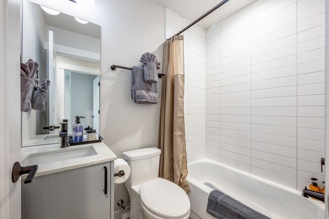 Building Photo - 1600 S Washington St