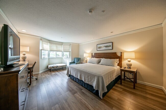 Building Photo - 707 Graves Ordinary