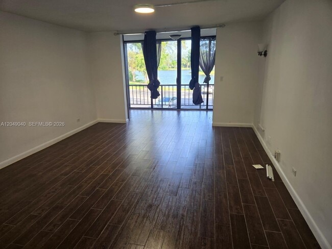 Building Photo - 3690 Inverrary Dr