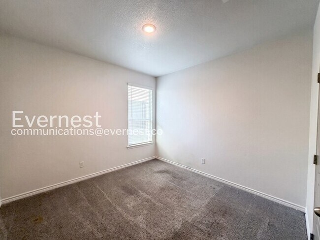 Building Photo - 2212 Hornbeam St