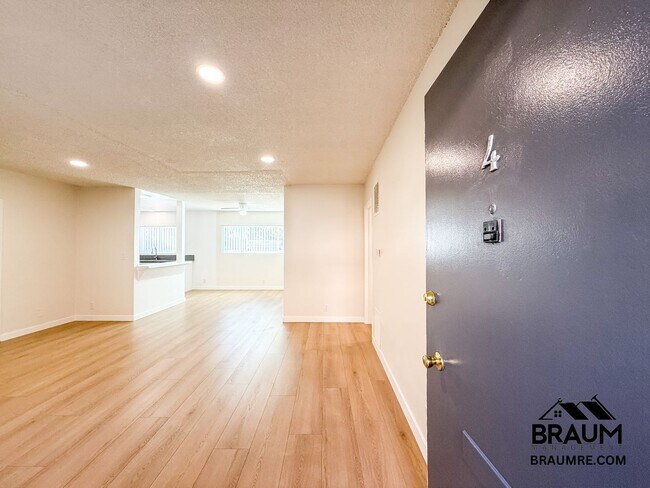 Primary Photo - 13115 Oxnard St