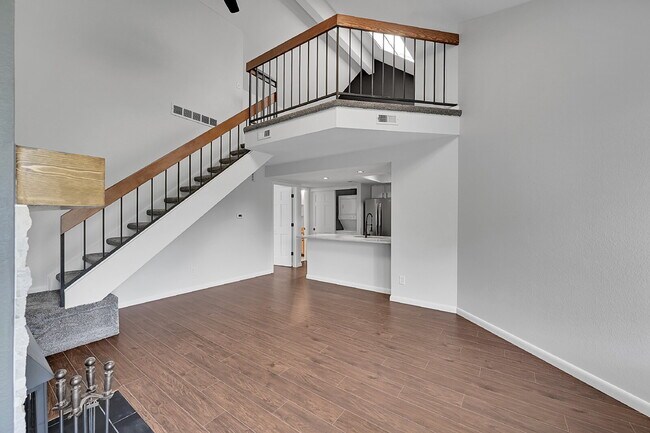 Building Photo - $2,195 - 1 Bed, 1 Bath Updated Lofted Cond...