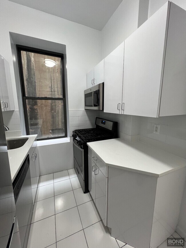 Building Photo - 166 W 72nd St