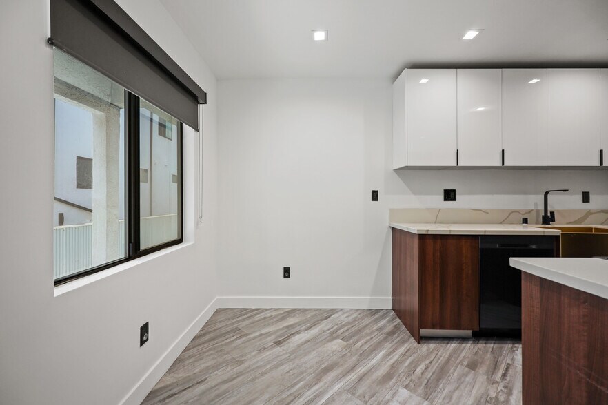 Building Photo - 230 S Carondelet St