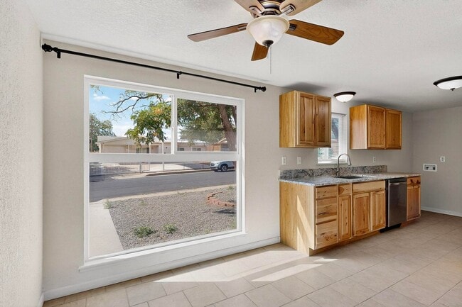 Building Photo - NE 3 bedroom 1 bath 1348/sf