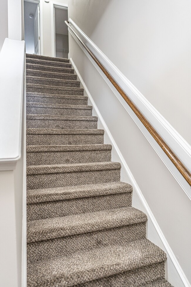 Building Photo - 135 Almond Dr