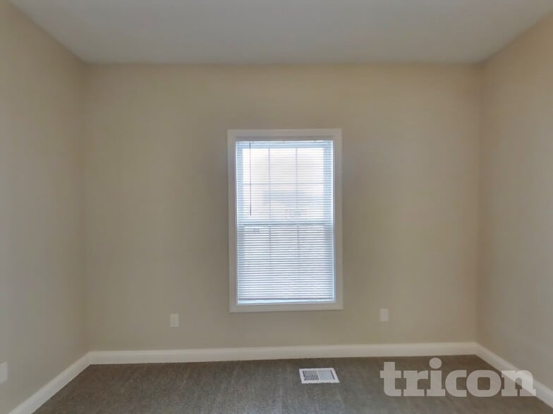 Building Photo - 4687 Bayview Dr