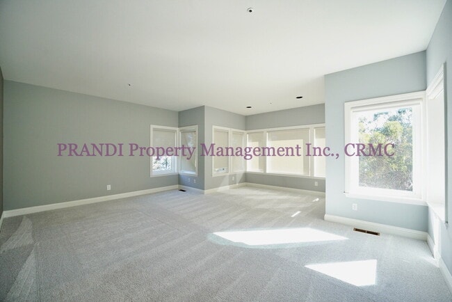 Building Photo - Exclusive Home in Gated Community!