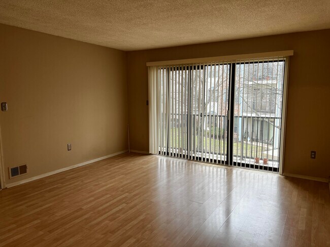 Living room - 32 Scherer Ct