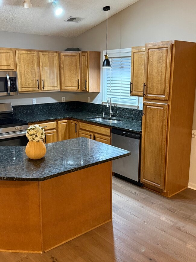 Building Photo - 27 Sweetland Ct