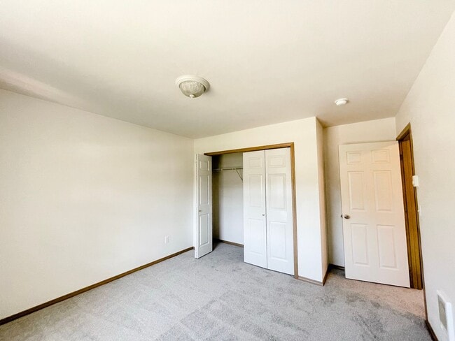 Building Photo - Bright Everett Home with 2-Car Garage(NEW PAINT AND CARPET)