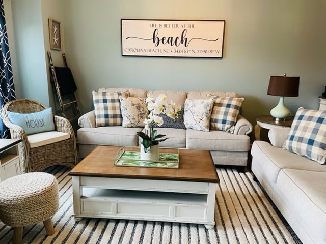 Living room - 709 Elton Ave