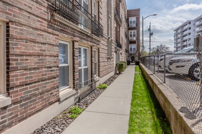 Building Photo - 921-923 Lake St