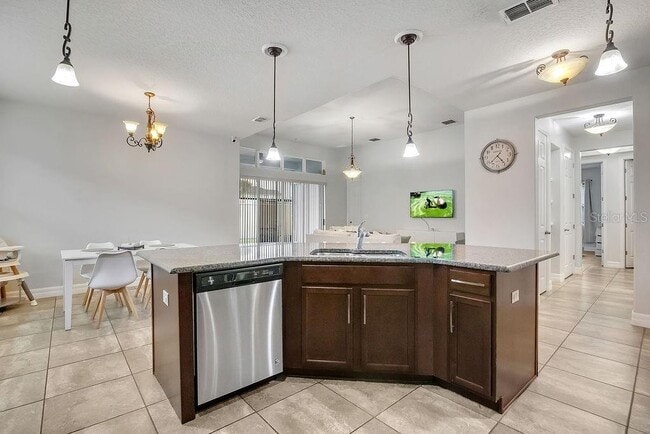 Building Photo - 2450 Chateau Lp