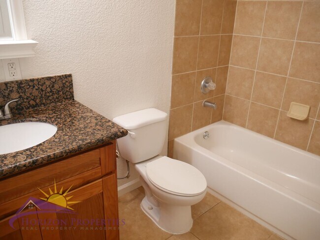 Building Photo - Remodeled 3 Bed 2 Bath 1,473 sqft home in Colonial Heights