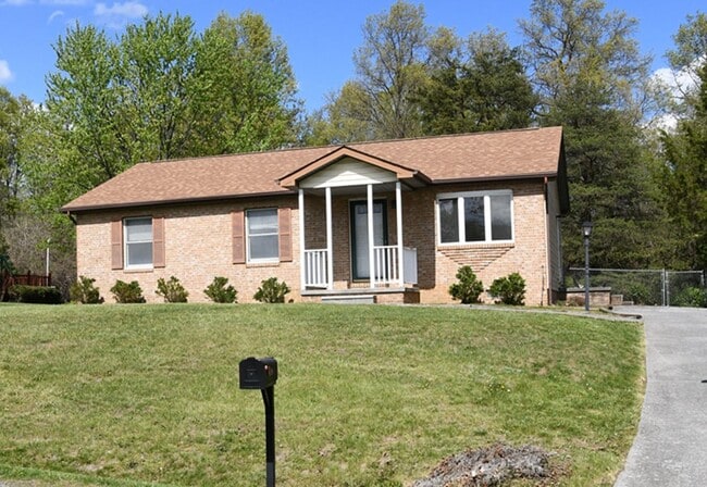 Building Photo - 218 Bluebird Dr
