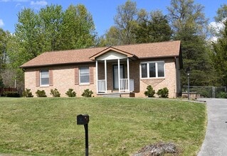 Building Photo - 218 Bluebird Dr
