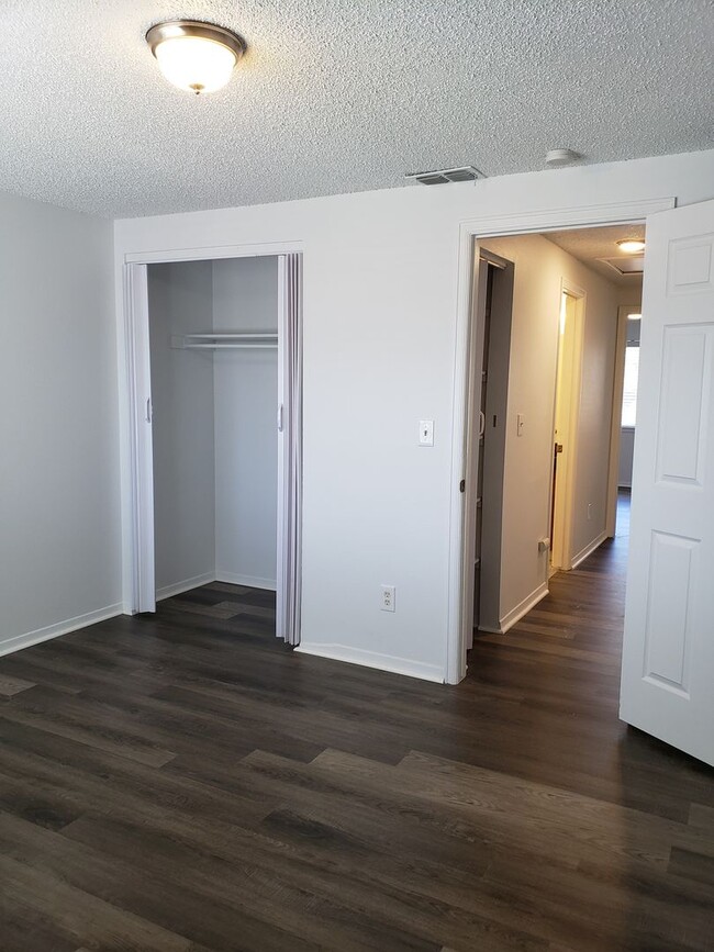 Building Photo - 2 Bedroom Townhome - Spacious!