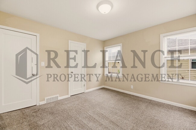 Building Photo - 571 S Roosevelt St