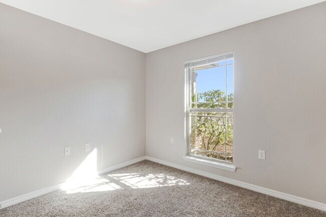 Building Photo - 5441 Pescara Dr