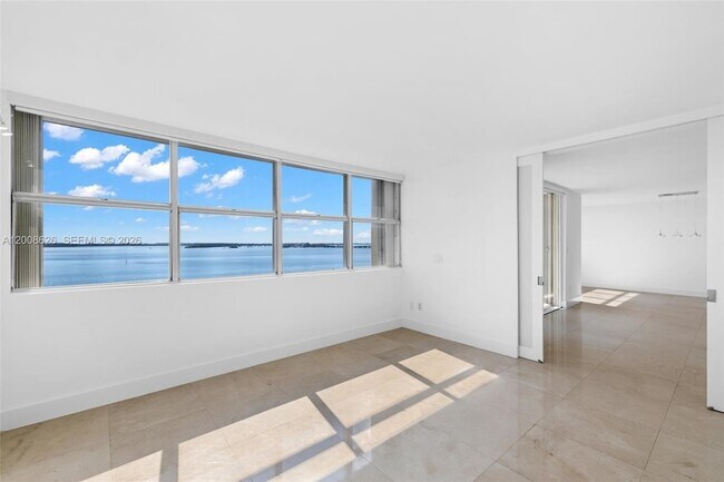 Building Photo - 1420 Brickell Bay Dr