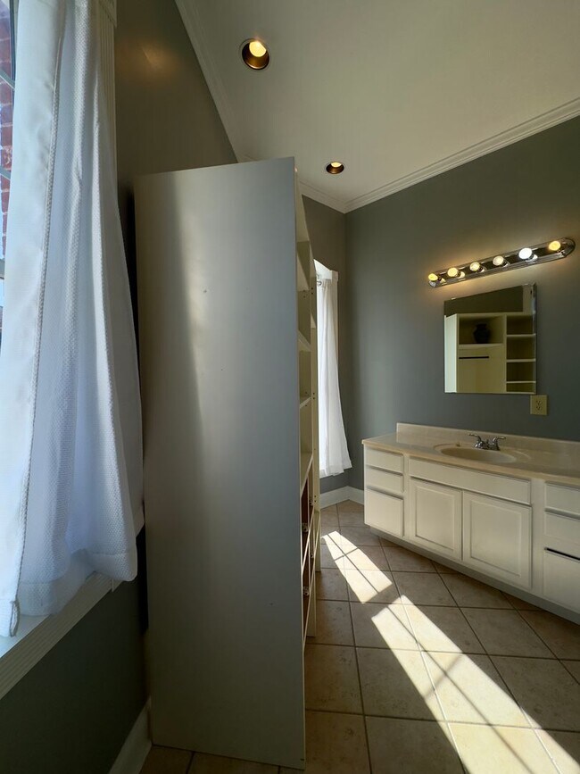 Building Photo - Charming 2Bed/2.5Bath in Washington Vilage - Extra Space in the Basement