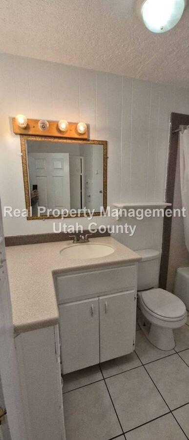 Building Photo - 341 N 400 W St