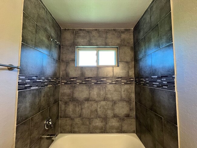 Building Photo - 3-bedroom, 2.5-bathroom townhome in Live Oak!