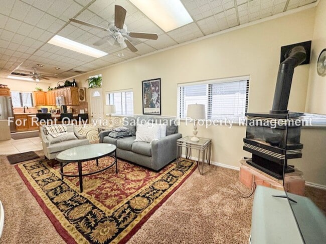 Building Photo - Charming Fully Furnished Bungalow in Millcreek