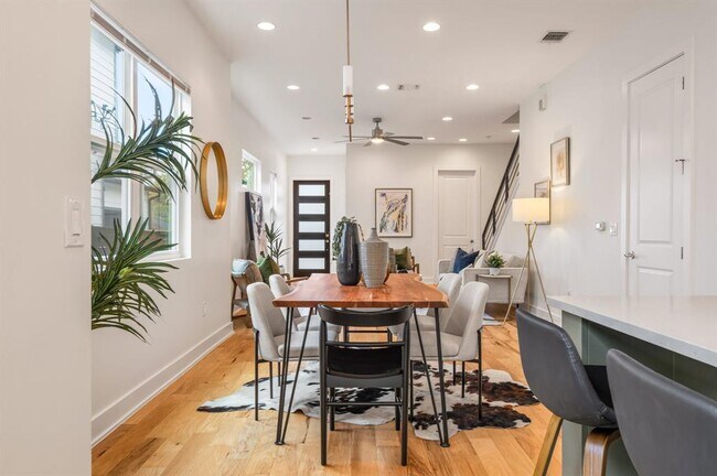 Building Photo - 1301 Cometa St