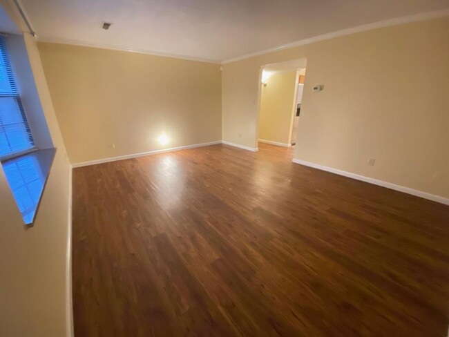 Building Photo - PRICE IMPROVEMENT!!  CHARMING 2 BEDROOM CO...