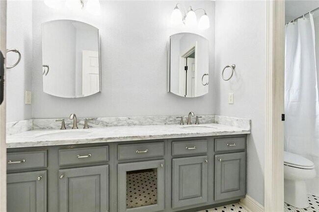 Building Photo - 1433 Poinsettia Dr