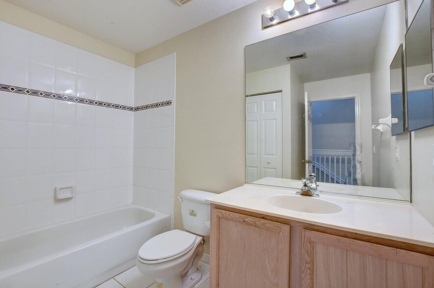 Building Photo - 8171 Bellagio Ln