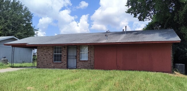 Building Photo - 2601 S Belair Dr