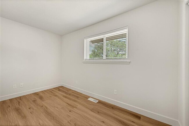 Building Photo - 117 E Adobe St