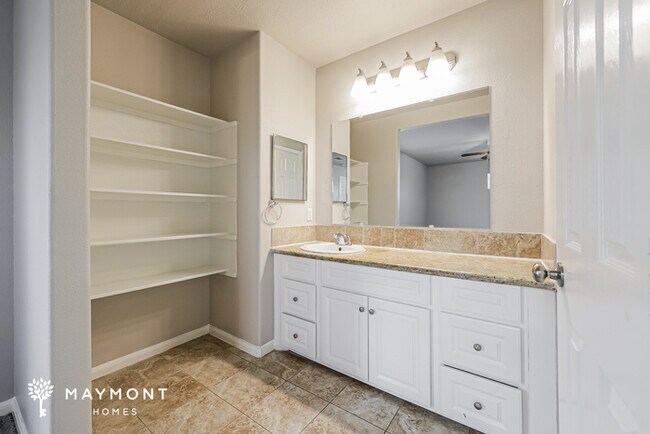 Building Photo - Spacious Two-Story Home in Houston