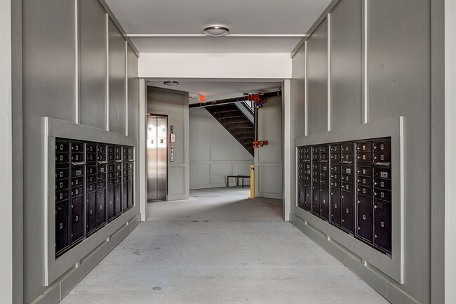 Building Photo - Mallalieu Pointe