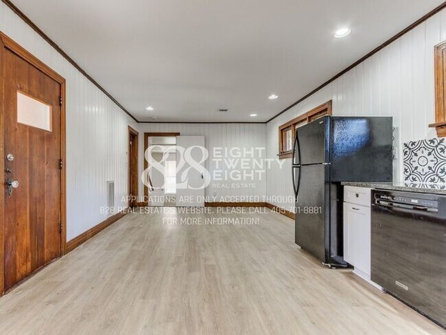 Building Photo - **AVAILABLE NOW!** 3 BED/2 BATH DUPLEX - CLOSE TO CAMPUS!