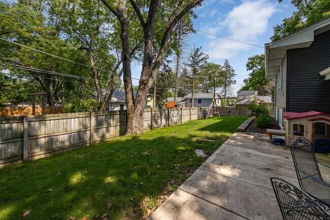 Building Photo - 1024 Catalpa Ln